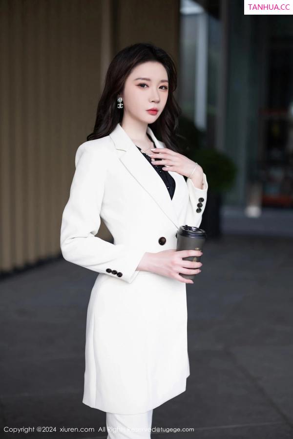 梦心玥  [XiuRen]高清写真图 2024.04.08 No.8354 梦心玥 丝袜美腿第4张图片